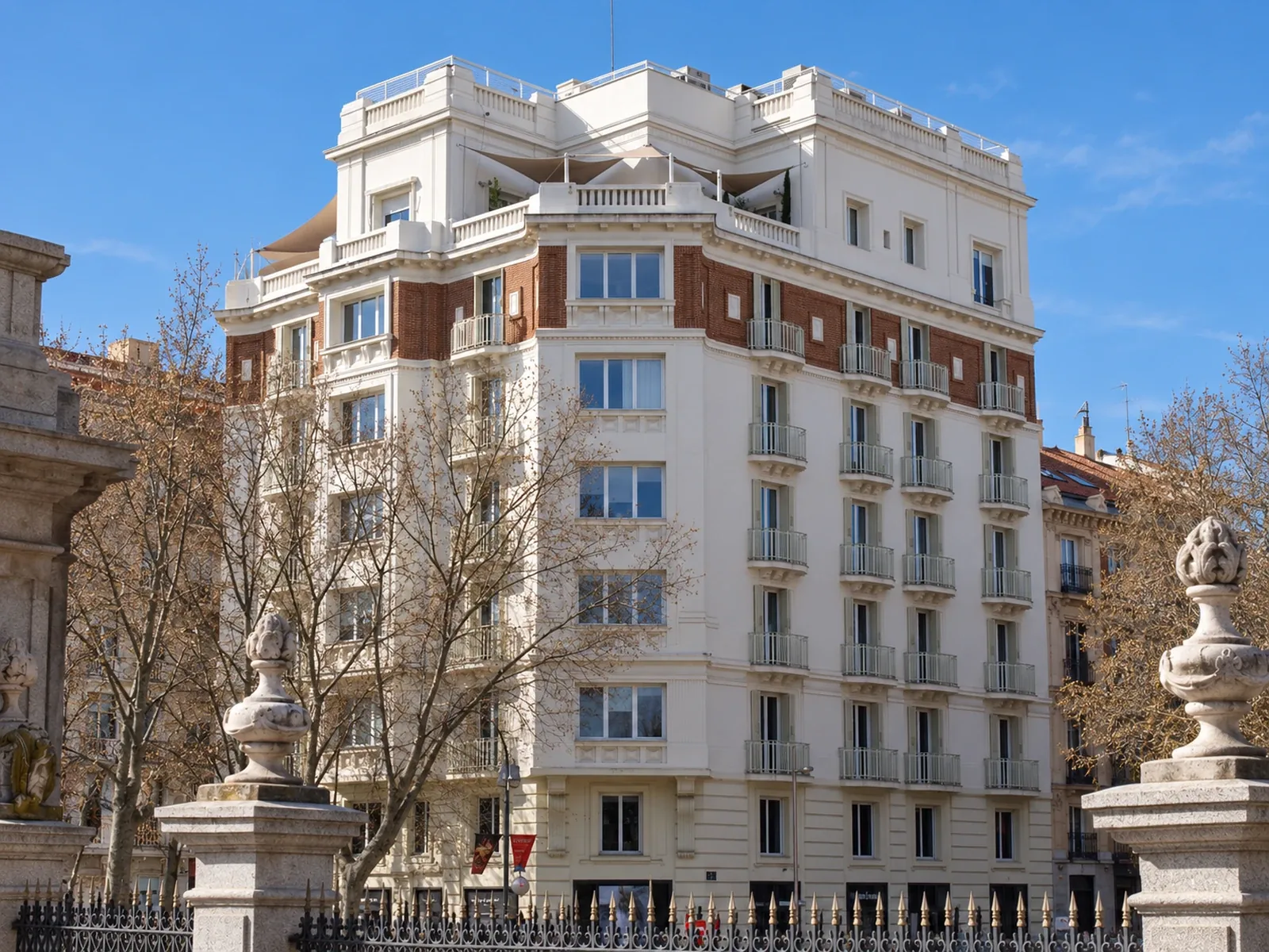 Fachada del edificio protegido de Alfonso XII 30, Madrid, vista desde el parque del Retiro
