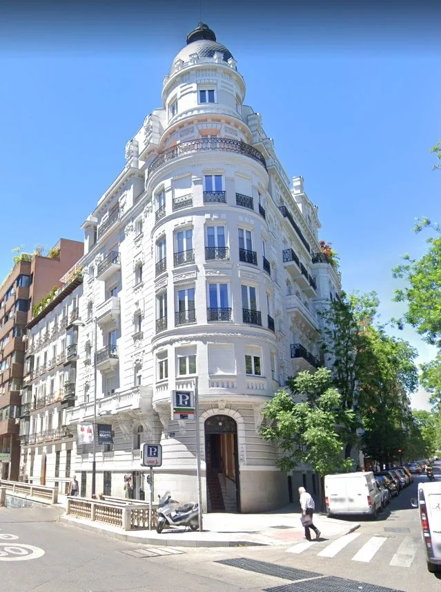 Fachada del edificio de Almagro 15, con mirador curvo y torreón de esquina