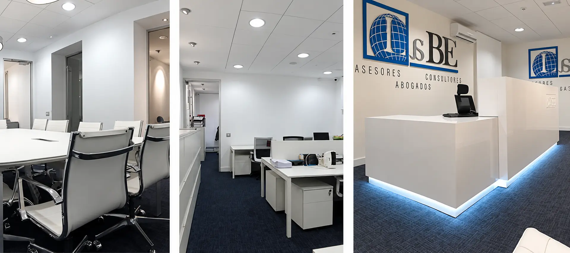 Tres vistas del mismo proyecto de oficinas: sala de reuniones, puestos de trabajo y recepción blanca con iluminación inferior sobre moqueta azul