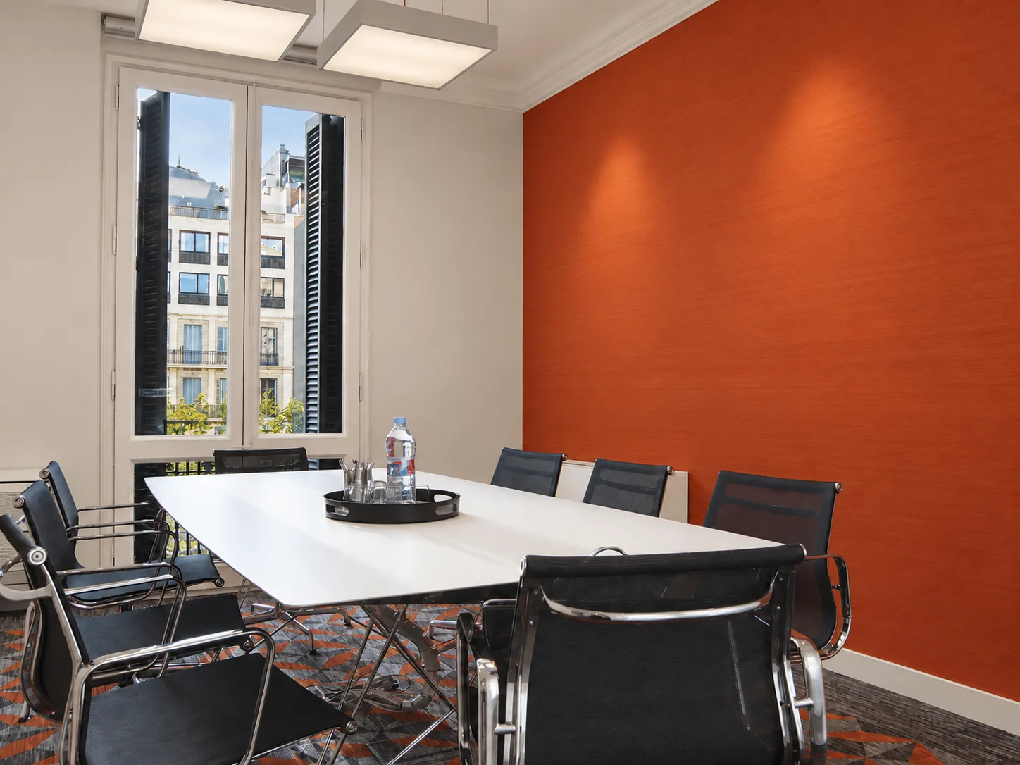 Sala de reuniones acristalada en oficinas de Passeig de Gràcia 98, Barcelona
