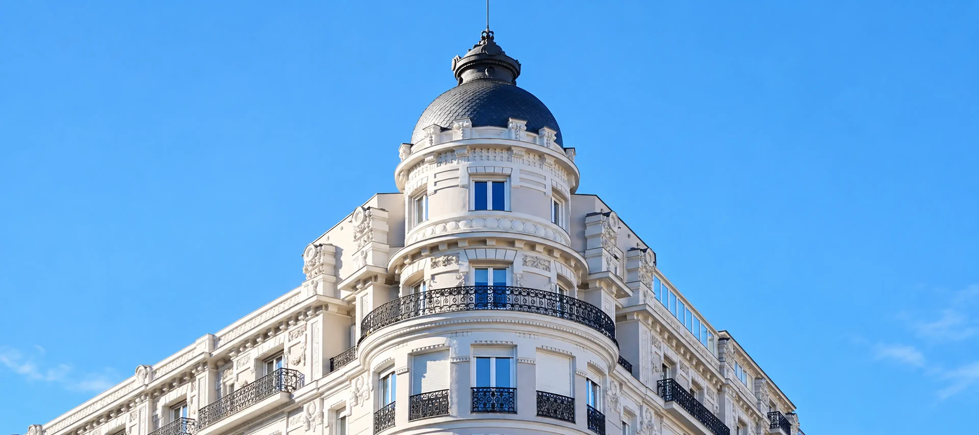 Casa Reynot, edificio histórico situado en la calle Almagro 15 de Madrid