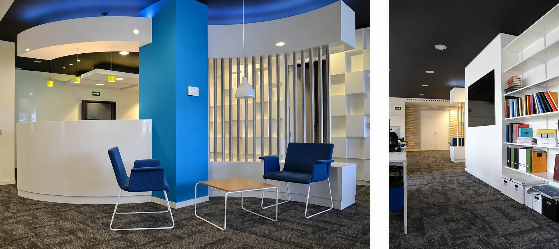 Dos vistas del mismo proyecto de oficinas: recepción con pilar azul, mostrador curvo y celosía, y zona de trabajo con estanterías blancas