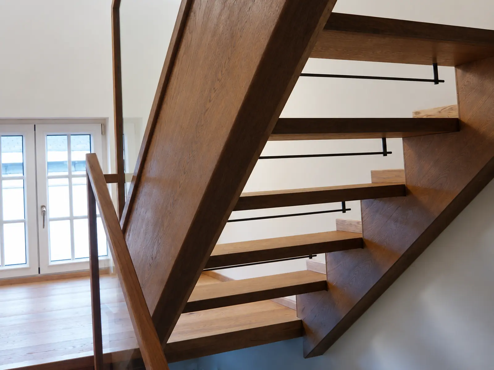 Escalera de madera de acceso al espacio bajo cubierta de la misma vivienda unifamiliar