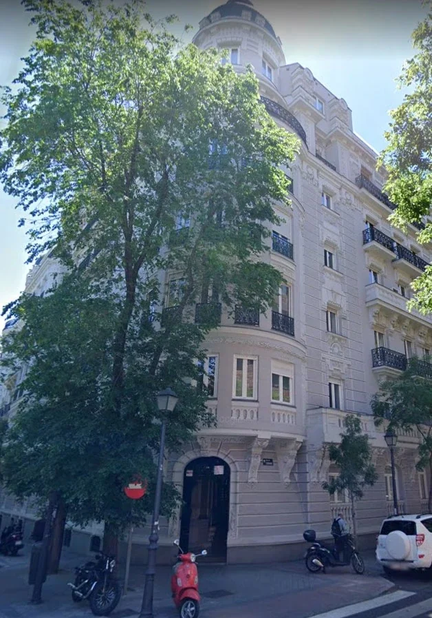 Fachada del edificio de Zurbano 34, con torreón, balcones y portal de acceso